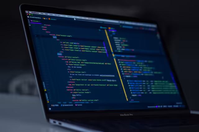 Custom Code statt Vorlagen. Skalierbare Webarchitektur für B2B.